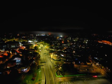 İngiltere 'nin merkezindeki Aydınlanmış Tarihi Merkez Coventry Şehir Merkezi Yüksek Açı Görünümü. Hava görüntüleri İHA 'nın kamerasıyla 23 Ekim 2024' te Orta Yükseklik 'ten gece yarısından sonra çekildi.