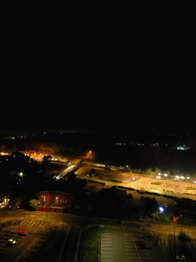 İngiltere 'nin merkezindeki Aydınlanmış Tarihi Merkez Coventry Şehir Merkezi Yüksek Açı Görünümü. Hava görüntüleri İHA 'nın kamerasıyla 23 Ekim 2024' te Orta Yükseklik 'ten gece yarısından sonra çekildi.