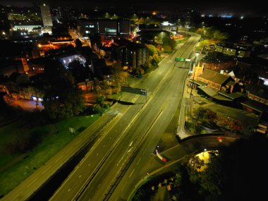 İngiltere 'nin merkezindeki Aydınlanmış Tarihi Merkez Coventry Şehir Merkezi Yüksek Açı Görünümü. Hava görüntüleri İHA 'nın kamerasıyla 23 Ekim 2024' te Orta Yükseklik 'ten gece yarısından sonra çekildi.