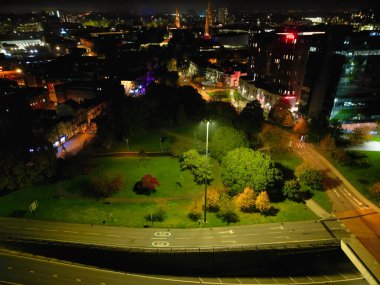 İngiltere 'nin merkezindeki Aydınlanmış Tarihi Merkez Coventry Şehir Merkezi Yüksek Açı Görünümü. Hava görüntüleri İHA 'nın kamerasıyla 23 Ekim 2024' te Orta Yükseklik 'ten gece yarısından sonra çekildi.