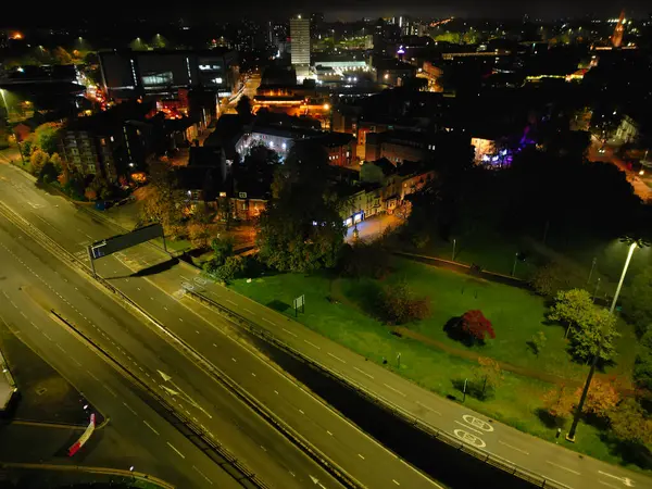 İngiltere 'nin merkezindeki Aydınlanmış Tarihi Merkez Coventry Şehir Merkezi Yüksek Açı Görünümü. Hava görüntüleri İHA 'nın kamerasıyla 23 Ekim 2024' te Orta Yükseklik 'ten gece yarısından sonra çekildi.