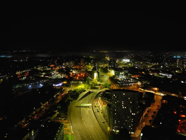 İngiltere 'nin merkezindeki Aydınlanmış Tarihi Merkez Coventry Şehir Merkezi Yüksek Açı Görünümü. Hava görüntüleri İHA 'nın kamerasıyla 23 Ekim 2024' te Orta Yükseklik 'ten gece yarısından sonra çekildi.