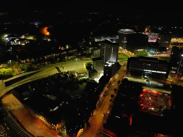 İngiltere 'nin merkezindeki Aydınlanmış Tarihi Merkez Coventry Şehir Merkezi Yüksek Açı Görünümü. Hava görüntüleri İHA 'nın kamerasıyla 23 Ekim 2024' te Orta Yükseklik 'ten gece yarısından sonra çekildi.
