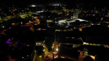 İngiltere 'nin merkezindeki Aydınlanmış Tarihi Merkez Coventry Şehir Merkezi' nin Yüksek Açılı Hızlandırılmış Görüntüsü. Gece yarısı görüntüsü İHA 'nın Kamerasıyla 23 Ekim 2024' te