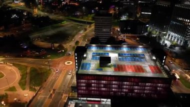 İngiltere 'nin merkezindeki Aydınlanmış Tarihi Merkez Coventry Şehir Merkezi' nin Yüksek Açılı Hızlandırılmış Görüntüsü. Gece yarısı görüntüsü İHA 'nın Kamerasıyla 23 Ekim 2024' te
