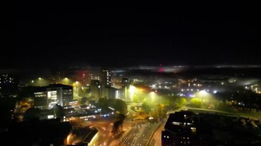 İngiltere 'nin merkezindeki Aydınlanmış Tarihi Merkez Coventry Şehir Merkezi' nin Yüksek Açılı Hızlandırılmış Görüntüsü. Gece yarısı görüntüsü İHA 'nın Kamerasıyla 23 Ekim 2024' te