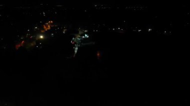 İngiltere 'nin merkezindeki Aydınlanmış Tarihi Merkez Coventry Şehir Merkezi' nin Yüksek Açılı Hızlandırılmış Görüntüsü. Gece yarısı görüntüsü İHA 'nın Kamerasıyla 23 Ekim 2024' te