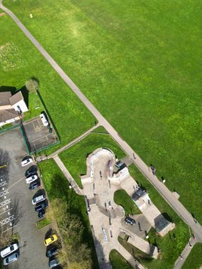 Gün batımında İngiltere 'nin Birmingham şehrinin hava görüntüsü. 30 Mart 2024 'te Drone' un Kamerasıyla Hava Görüntüsü Yakalandı