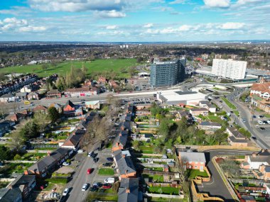 Gün batımında İngiltere 'nin Birmingham şehrinin yüksek açılı görüntüsü. 30 Mart 2024 'te Drone' un Kamerasıyla Hava Görüntüsü Yakalandı