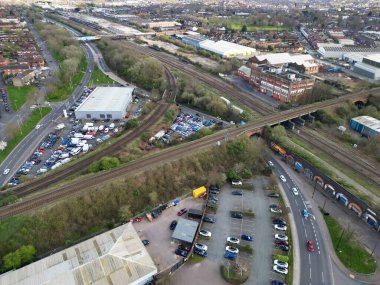 Gün batımında İngiltere 'nin Birmingham şehrinin yüksek açılı görüntüsü. 30 Mart 2024 'te Drone' un Kamerasıyla Hava Görüntüsü Yakalandı