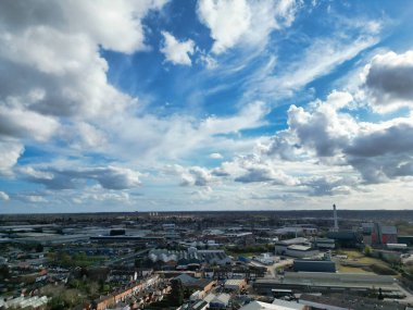 Gün batımında İngiltere 'nin Birmingham şehrinin yüksek açılı görüntüsü. 30 Mart 2024 'te Drone' un Kamerasıyla Hava Görüntüsü Yakalandı