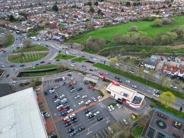 Gün batımında İngiltere 'nin Birmingham şehrinin yüksek açılı görüntüsü. 30 Mart 2024 'te Drone' un Kamerasıyla Hava Görüntüsü Yakalandı