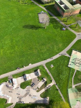 Gün batımında İngiltere 'nin Birmingham şehrinin yüksek açılı görüntüsü. 30 Mart 2024 'te Drone' un Kamerasıyla Hava Görüntüsü Yakalandı