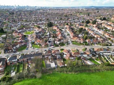 Gün batımında İngiltere 'nin Birmingham şehrinin yüksek açılı görüntüsü. 30 Mart 2024 'te Drone' un Kamerasıyla Hava Görüntüsü Yakalandı