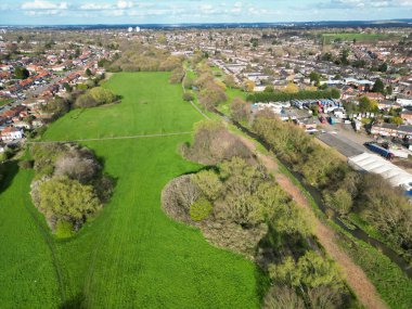 Gün batımında İngiltere 'nin Birmingham şehrinin yüksek açılı görüntüsü. 30 Mart 2024 'te Drone' un Kamerasıyla Hava Görüntüsü Yakalandı