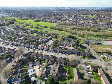 Gün batımında İngiltere 'nin Birmingham şehrinin yüksek açılı görüntüsü. 30 Mart 2024 'te Drone' un Kamerasıyla Hava Görüntüsü Yakalandı