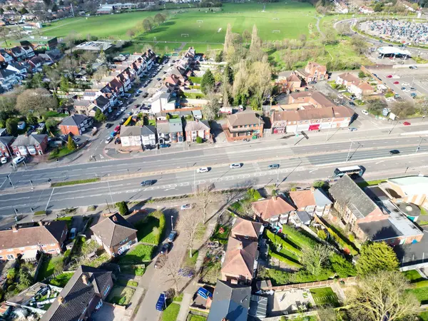 Gün batımında İngiltere 'nin Birmingham şehrinin yüksek açılı görüntüsü. 30 Mart 2024 'te Drone' un Kamerasıyla Hava Görüntüsü Yakalandı
