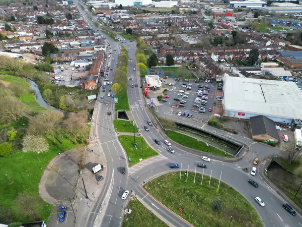 Gün batımında İngiltere 'nin Birmingham şehrinin yüksek açılı görüntüsü. 30 Mart 2024 'te Drone' un Kamerasıyla Hava Görüntüsü Yakalandı