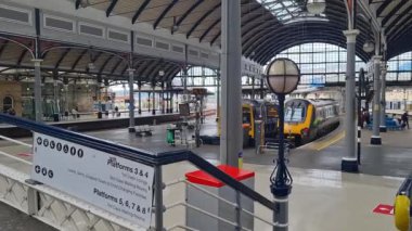 İnsanlar İngiltere 'nin Tyne kentindeki Newcastle' daki Tarihi Central City Tren İstasyonu 'ndan geliyorlar. Görüntü 19 Temmuz 2024 'te çekildi.