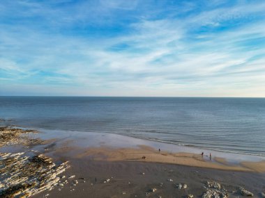 Birleşik Krallık 'ın Beachy Head Burun Bölgesi' ndeki İngiliz Turist Çekimi 'nin Yüksek Açı Manzarası ve Doğu Sussex, İngiltere' deki Okyanus. Drone 'un Kamera Görüntüsü 10 Mayıs 2024' te çekildi.