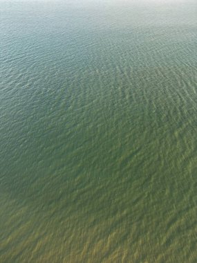 Birleşik Krallık 'ın Beachy Head Burun Bölgesi' ndeki İngiliz Turist Çekimi 'nin Yüksek Açı Manzarası ve Doğu Sussex, İngiltere' deki Okyanus. Drone 'un Kamera Görüntüsü 10 Mayıs 2024' te çekildi.