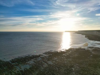 Birleşik Krallık 'ın Beachy Head Burun Bölgesi' ndeki İngiliz Turist Çekimi 'nin Yüksek Açı Manzarası ve Doğu Sussex, İngiltere' deki Okyanus. Drone 'un Kamera Görüntüsü 10 Mayıs 2024' te çekildi.