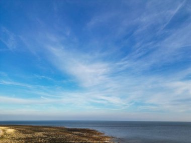 Birleşik Krallık 'ın Beachy Head Burun Bölgesi' ndeki İngiliz Turist Çekimi 'nin Yüksek Açı Manzarası ve Doğu Sussex, İngiltere' deki Okyanus. Drone 'un Kamera Görüntüsü 10 Mayıs 2024' te çekildi.