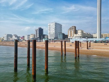 Brighton ve İngiltere 'nin Hove şehrindeki British Beach ve Ocean' ın en güzel hava manzarası. Yüksek açılı En Çok Aranan İngiliz Turist Çekimi 9 Mayıs 2024 'te yakalandı