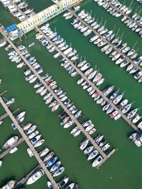 Brighton ve İngiltere 'nin Hove şehrindeki British Beach ve Ocean' ın en güzel hava manzarası. Yüksek açılı En Çok Aranan İngiliz Turist Çekimi 9 Mayıs 2024 'te yakalandı