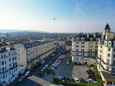 Tarihi Orta Eastbourne Binaları ve İngiltere Şehri Yüksek Açılı Manzarası, İngiltere. Hava Görüntüleri, İHA 'nın Kamerasıyla 11 Mayıs 2024' te Rüzgarlı Gün 'de çekildi.