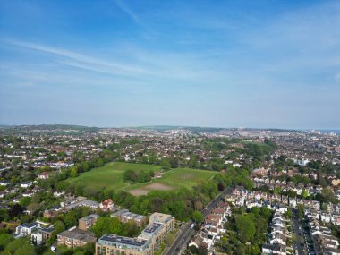 Brighton sahil beldesinin en güzel ve çekici İngiliz Turist Çekimi ve Doğu Sussex Beach City, İngiltere GB. Görüntü İHA 'nın Kamerasıyla 9 Mayıs 2024' te çekildi.