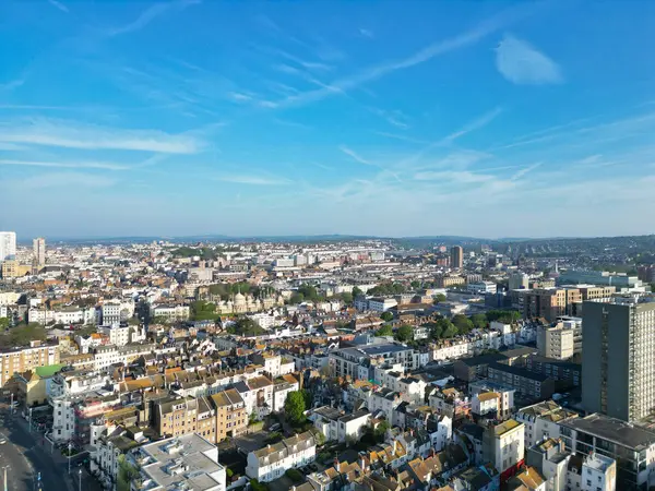 Brighton sahil beldesinin en güzel ve çekici İngiliz Turist Çekimi ve Doğu Sussex Beach City, İngiltere GB. Görüntü İHA 'nın Kamerasıyla 9 Mayıs 2024' te çekildi.