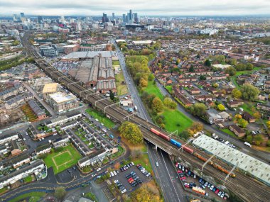 Manchester City 'nin sonbahar sezonu ve İngiltere üzerindeki bulutlu bir gün boyunca hava görüntüsü. Yüksek Açılı Drone 'un Kamera Görüntüsü 29 Ekim 2024' te çekildi.