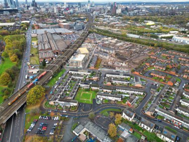 Manchester City 'nin sonbahar sezonu ve İngiltere üzerindeki bulutlu bir gün boyunca hava görüntüsü. Yüksek Açılı Drone 'un Kamera Görüntüsü 29 Ekim 2024' te çekildi.