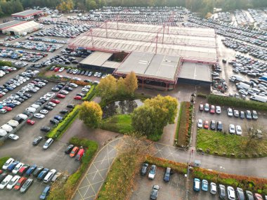 Manchester City 'nin sonbahar sezonu ve İngiltere üzerindeki bulutlu bir gün boyunca hava görüntüsü. Yüksek Açılı Drone 'un Kamera Görüntüsü 29 Ekim 2024' te çekildi.