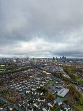 Manchester City 'nin sonbahar sezonu ve İngiltere üzerindeki bulutlu bir gün boyunca hava görüntüsü. Yüksek Açılı Drone 'un Kamera Görüntüsü 29 Ekim 2024' te çekildi.