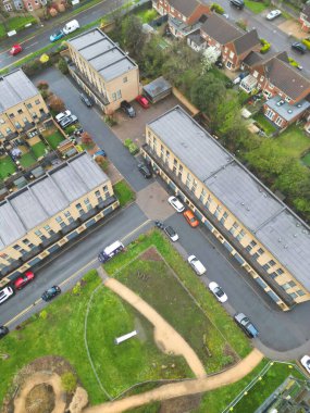 Central City Centre Elstree Uxbridge Londra Şehri, İngiltere Havacılık Manzarası. Yağmurlu ve Bulutlu bir gündü. İngiltere 'de güçlü rüzgarlar vardı. Yüksek açılı drone' un kamerası 4 Nisan 2024 'te çekildi.