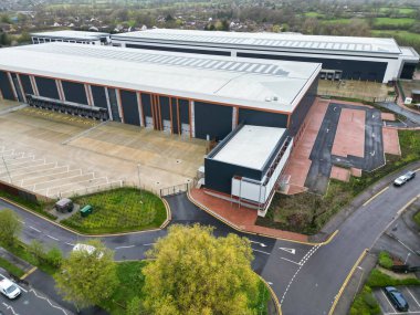 Central City Centre Elstree Uxbridge Londra Şehri, İngiltere Havacılık Manzarası. Yağmurlu ve Bulutlu bir gündü. İngiltere 'de güçlü rüzgarlar vardı. Yüksek açılı drone' un kamerası 4 Nisan 2024 'te çekildi.