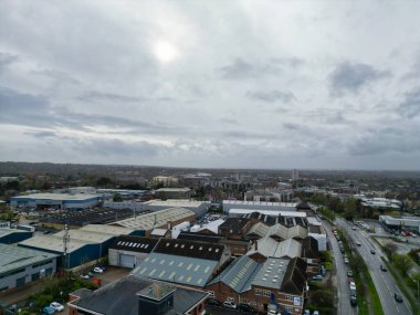 Central City Centre Elstree Uxbridge Londra Şehri, İngiltere Havacılık Manzarası. Yağmurlu ve Bulutlu bir gündü. İngiltere 'de güçlü rüzgarlar vardı. Yüksek açılı drone' un kamerası 4 Nisan 2024 'te çekildi.