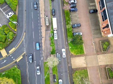 Central City Centre Elstree Uxbridge Londra Şehri, İngiltere Havacılık Manzarası. Yağmurlu ve Bulutlu bir gündü. İngiltere 'de güçlü rüzgarlar vardı. Yüksek açılı drone' un kamerası 4 Nisan 2024 'te çekildi.