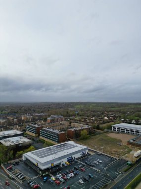 Central City Centre Elstree Uxbridge Londra Şehri, İngiltere Havacılık Manzarası. Yağmurlu ve Bulutlu bir gündü. İngiltere 'de güçlü rüzgarlar vardı. Yüksek açılı drone' un kamerası 4 Nisan 2024 'te çekildi.
