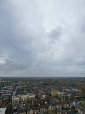 Central City Centre Elstree Uxbridge Londra Şehri, İngiltere Havacılık Manzarası. Yağmurlu ve Bulutlu bir gündü. İngiltere 'de güçlü rüzgarlar vardı. Yüksek açılı drone' un kamerası 4 Nisan 2024 'te çekildi.