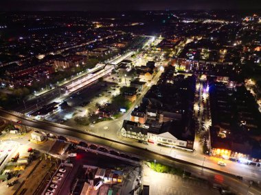 İngiltere 'nin aydınlanmış Central Bedford şehrinin hava görüntüsü. 5 Nisan 2024, Yüksek Açılı Görüntü İHA 'nın Kamerasıyla Günbatımı ve Gecenin Başı' ndan sonra çekildi.