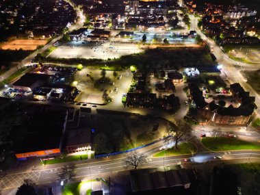 İngiltere 'nin aydınlanmış Central Bedford şehrinin hava görüntüsü. 5 Nisan 2024, Yüksek Açılı Görüntü İHA 'nın Kamerasıyla Günbatımı ve Gecenin Başı' ndan sonra çekildi.