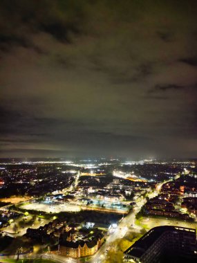 İngiltere 'nin aydınlanmış Central Bedford şehrinin hava görüntüsü. 5 Nisan 2024, Yüksek Açılı Görüntü İHA 'nın Kamerasıyla Günbatımı ve Gecenin Başı' ndan sonra çekildi.