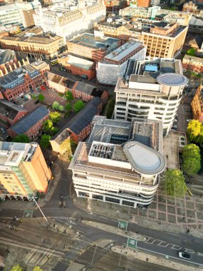 İngiltere üzerinde Sunset 'in Altın Saati sırasında Central Greater Manchester City Centre ve Tall Buildings' deki ikonik binaların yüksek açılı görüntüsü. Hava Görüntüleri, 5 Mayıs 2024 'te kısmen bulutlu ve rüzgarlı bir günde Drone' un Kamerasıyla yakalandı..