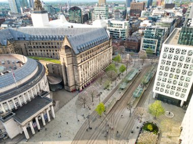 İngiltere üzerinde Sunset 'in Altın Saati sırasında Central Greater Manchester City Centre ve Tall Buildings' deki ikonik binaların yüksek açılı görüntüsü. Hava Görüntüleri, 5 Mayıs 2024 'te kısmen bulutlu ve rüzgarlı bir günde Drone' un Kamerasıyla yakalandı..