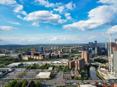 İngiltere üzerinde Sunset 'in Altın Saati sırasında Central Greater Manchester City Centre ve Tall Buildings' deki ikonik binaların yüksek açılı görüntüsü. Hava Görüntüleri, 5 Mayıs 2024 'te kısmen bulutlu ve rüzgarlı bir günde Drone' un Kamerasıyla yakalandı..