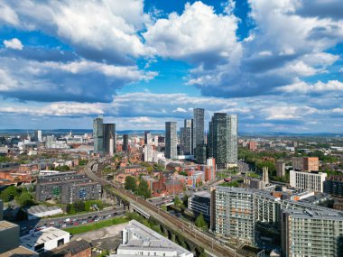 İngiltere üzerinde Sunset 'in Altın Saati sırasında Central Greater Manchester City Centre ve Tall Buildings' deki ikonik binaların yüksek açılı görüntüsü. Hava Görüntüleri, 5 Mayıs 2024 'te kısmen bulutlu ve rüzgarlı bir günde Drone' un Kamerasıyla yakalandı..
