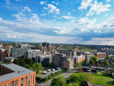 İngiltere üzerinde Sunset 'in Altın Saati sırasında Central Greater Manchester City Centre ve Tall Buildings' deki ikonik binaların yüksek açılı görüntüsü. Hava Görüntüleri, 5 Mayıs 2024 'te kısmen bulutlu ve rüzgarlı bir günde Drone' un Kamerasıyla yakalandı..